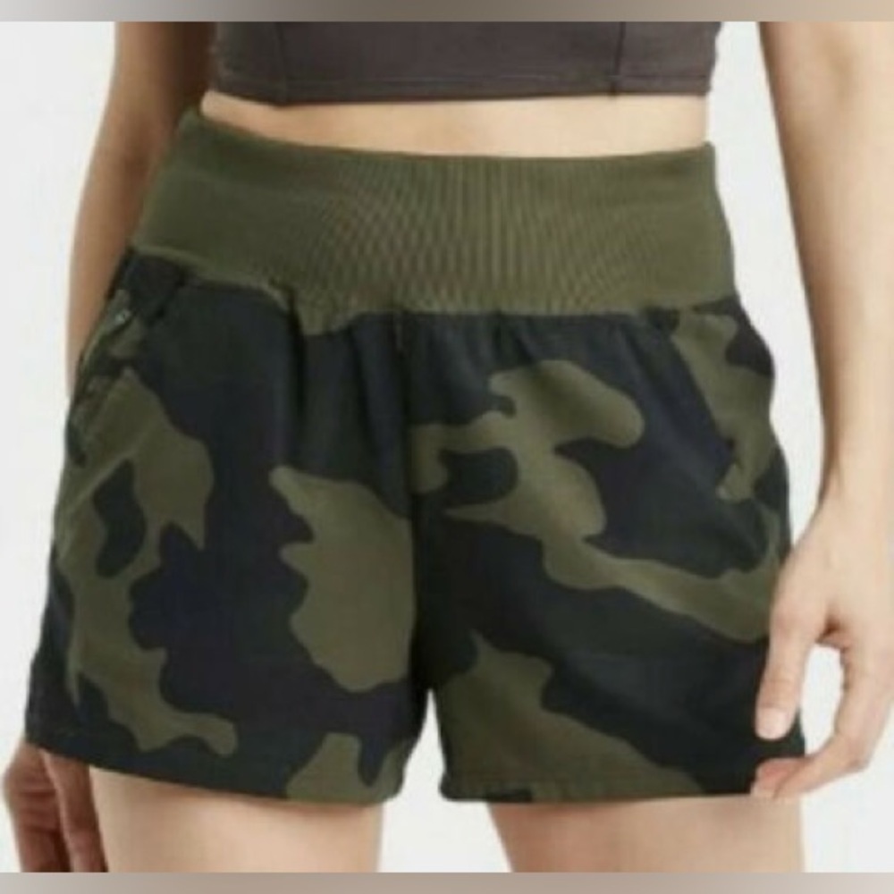 NWT new large All in Motion do anything Camouflage Cargo Shorts lightweight